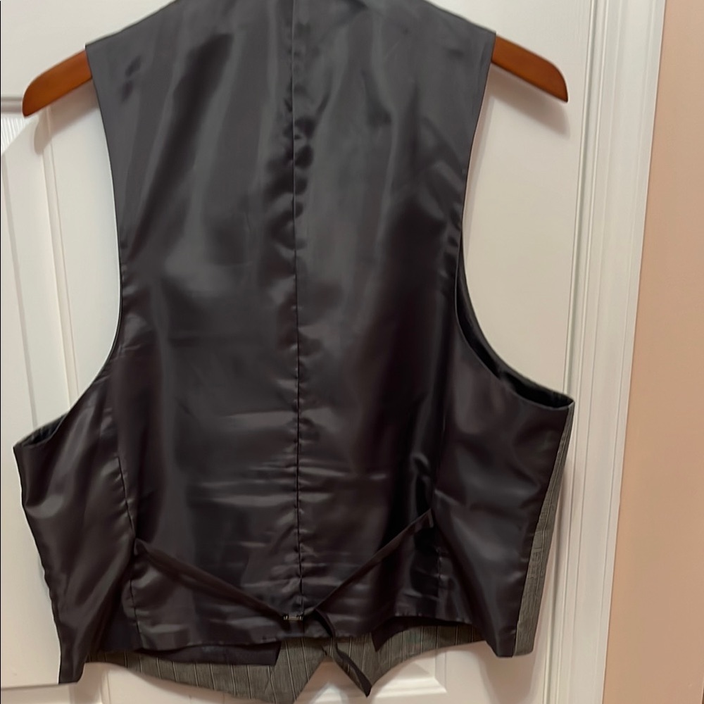 Gray Textured Wool Vest with Notched Lapels - Picture 2 of 4
